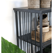 Modern ipair stílusú, 4 darab polccal felszerelt, fekete színű fém állvány.