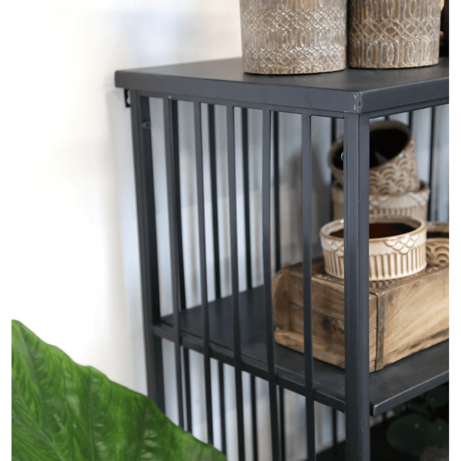 Modern ipair stílusú, 4 darab polccal felszerelt, fekete színű fém állvány.