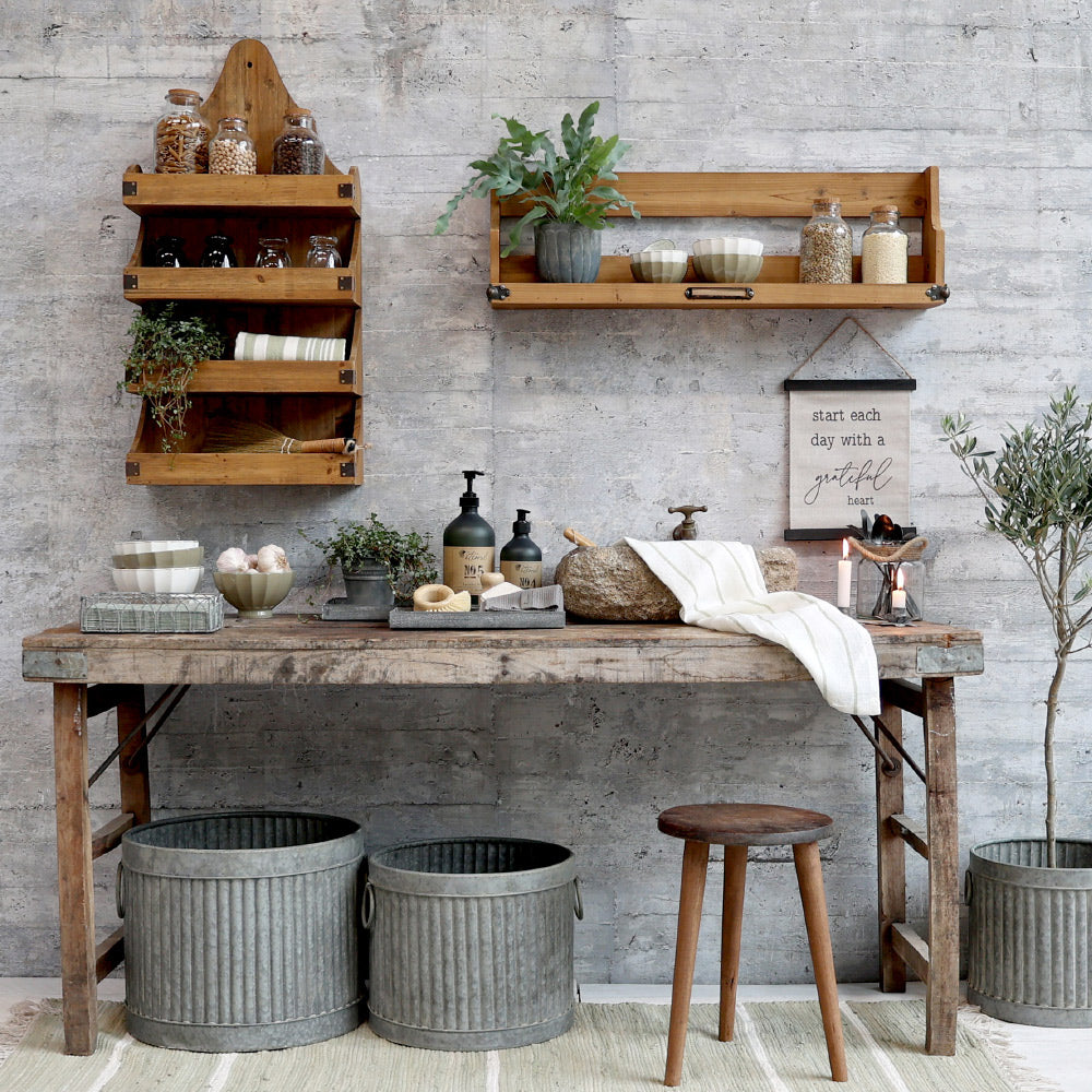 Régi fa konzolasztal dekorációval ipari fal előtt