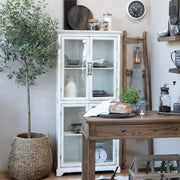 Provanszi stílusú vitrines szekrény konyhai enteriőrben