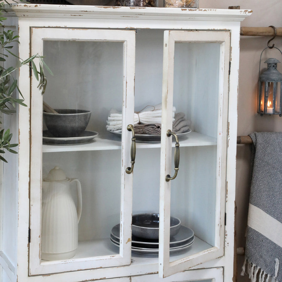 Krémszínű vitrines szekrény nyitott ajtóval edényekkel