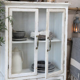 Krémszínű vitrines szekrény nyitott ajtóval edényekkel