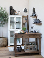 Vidéki stílusú vitrines szekrény dekorációval és növénnyel