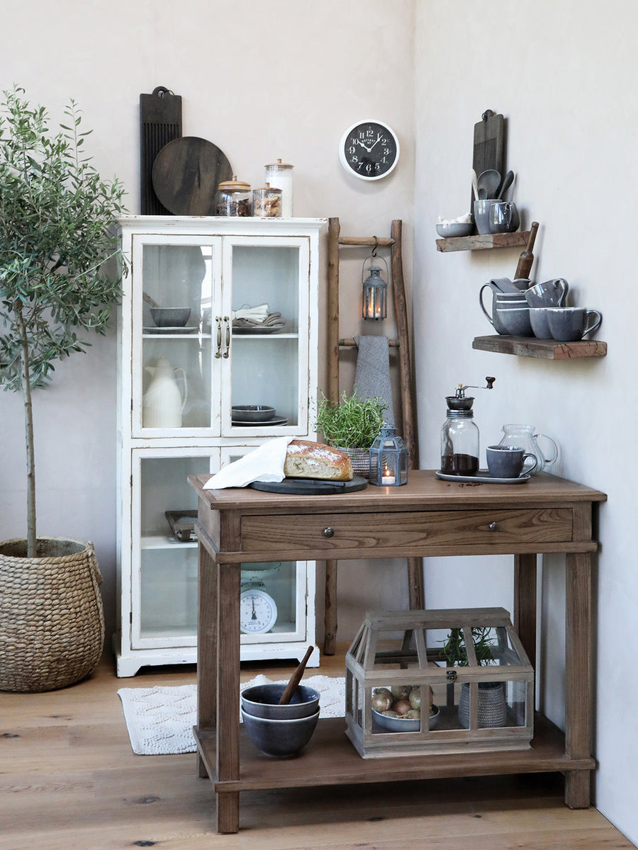 Vidéki stílusú vitrines szekrény dekorációval és növénnyel