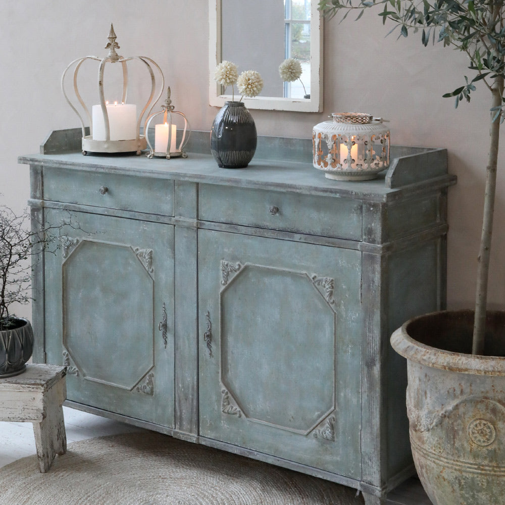 vintage zöld tálalókomód dekorált enteriőrben