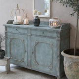 vintage zöld tálalókomód dekorált enteriőrben