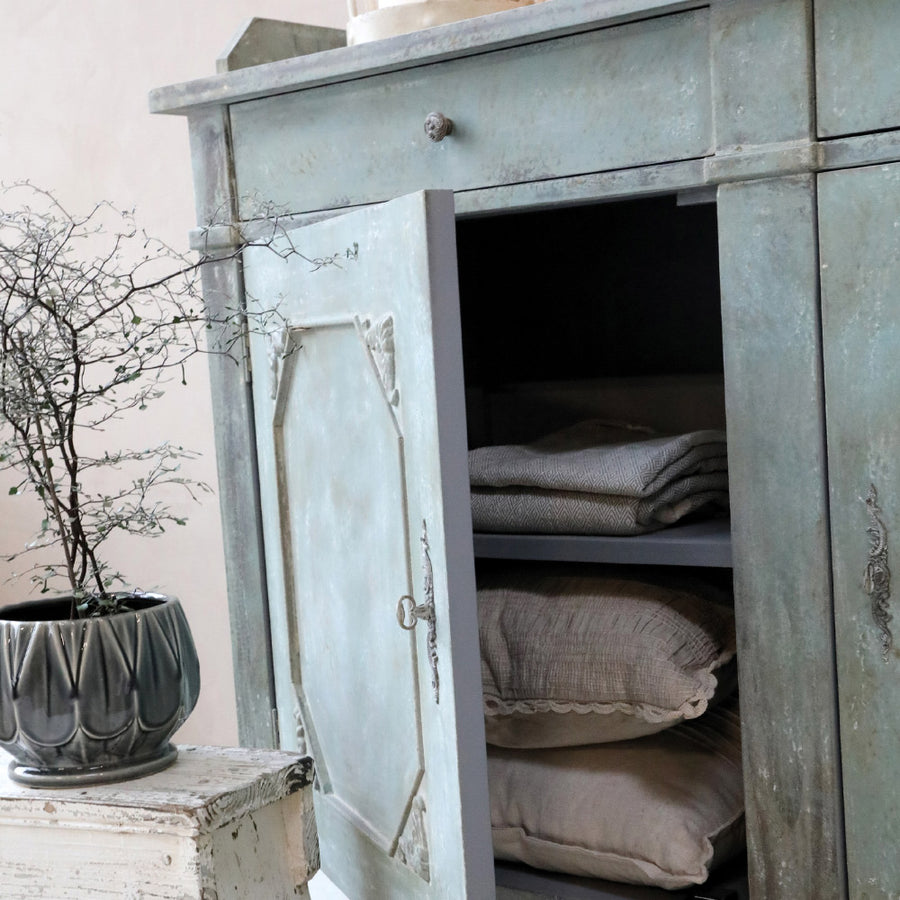 kétajtós komód belső polcos tárolórésszel nyitott ajtóval