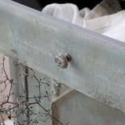 antikolt zöld fiók részlet díszes gombfogantyúval