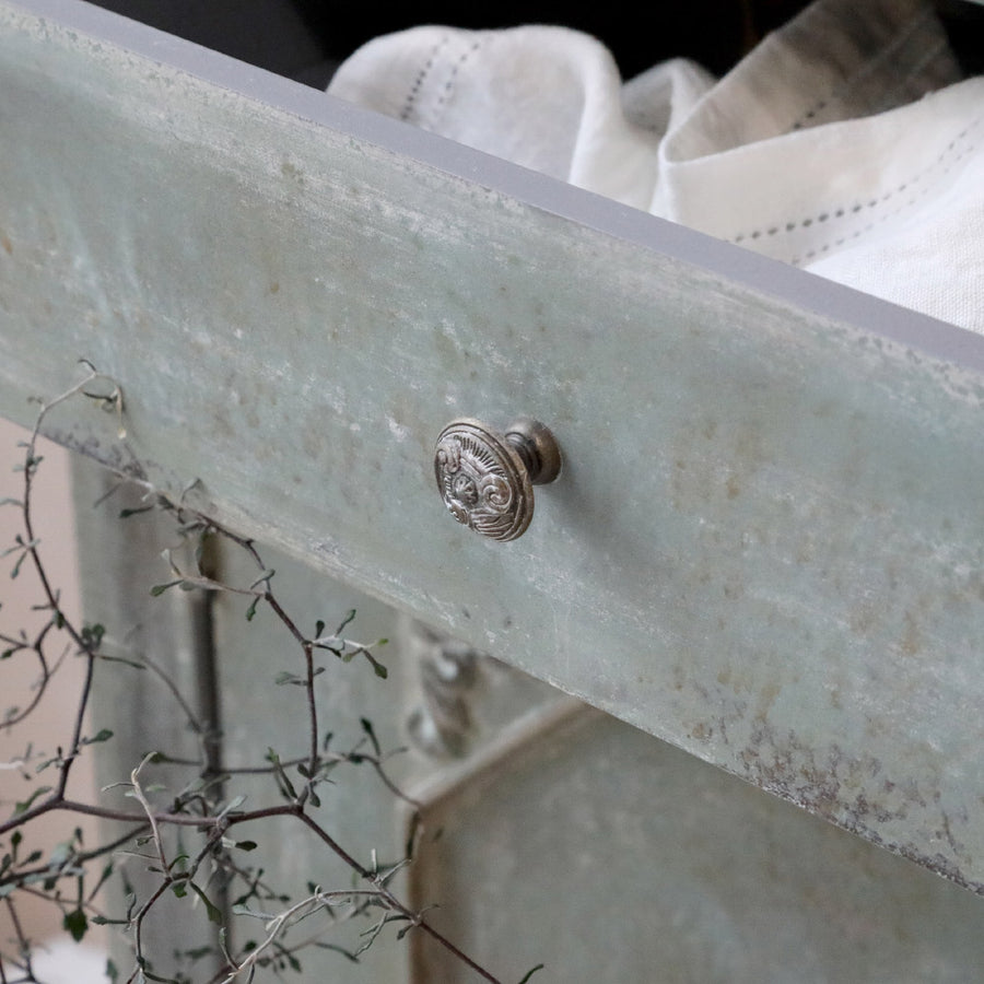 antikolt zöld fiók részlet díszes gombfogantyúval