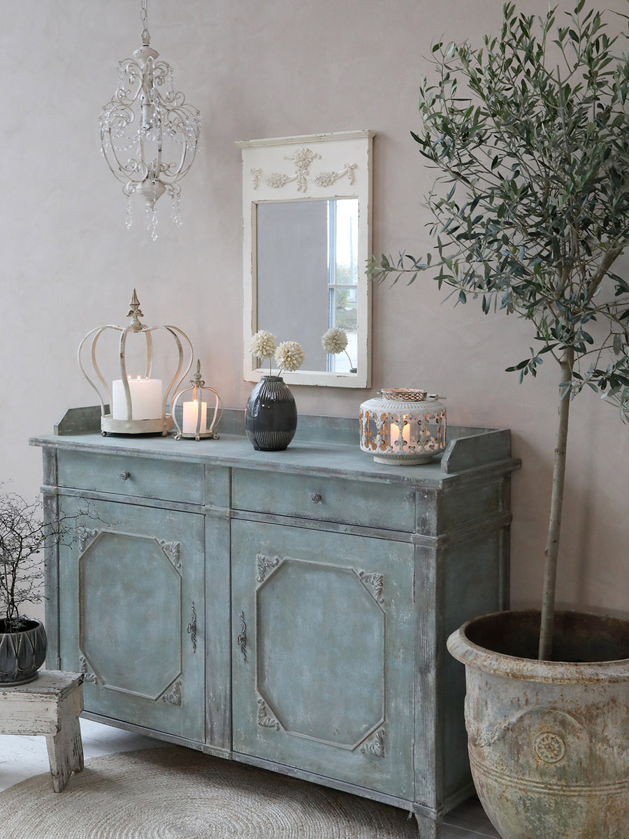 Old French stílusú tálalókomód teljes enteriőrben elhelyezve