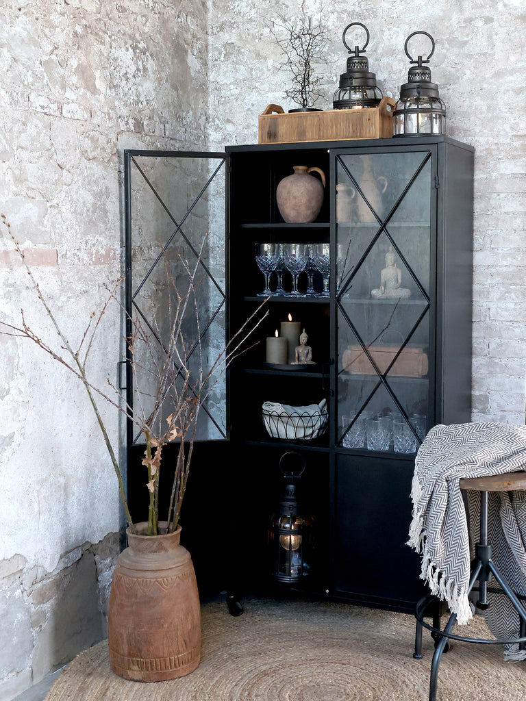 Ipari stílusú, antikolt fekete színű, 2 ajtós, vitrines tároló szekrény