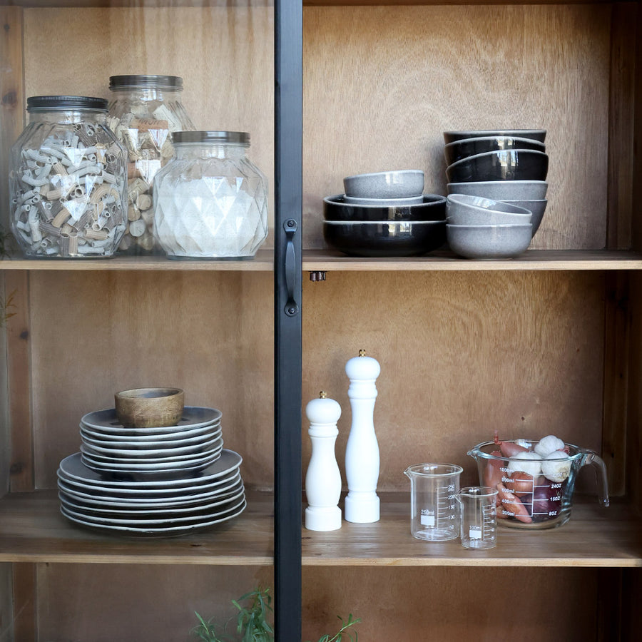 vitrines szekrény polcrész tányérokkal és üvegekkel