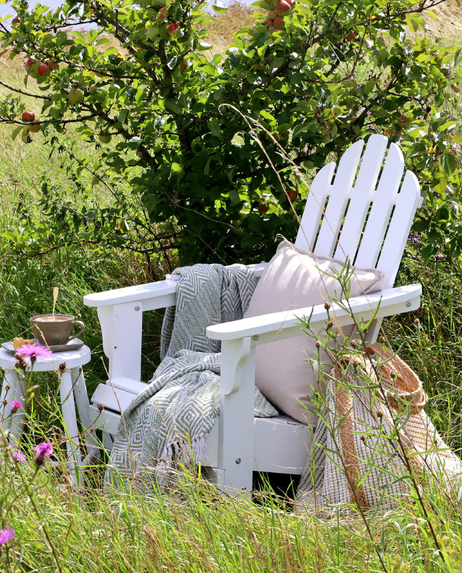 Nyárfából készült, fehér színű, festett felületkezelésű, összecsukható kerti pihenőszék