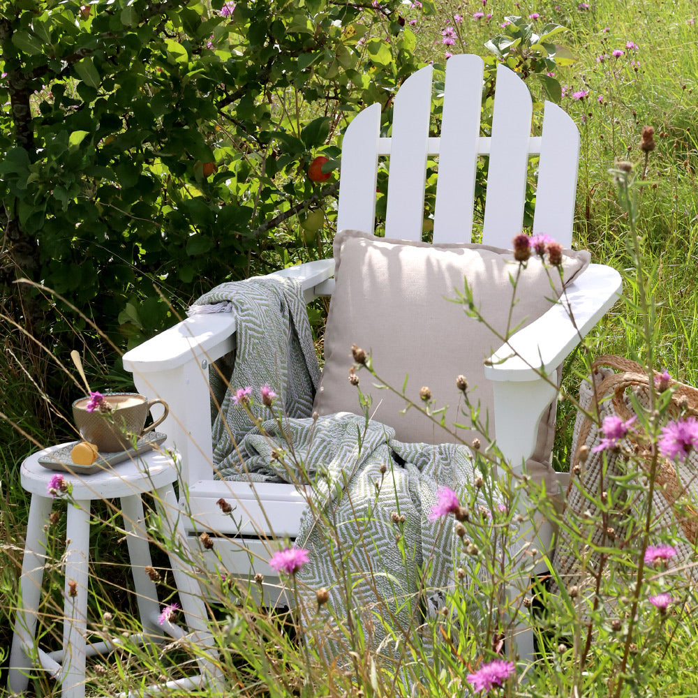 Nyárfából készült, fehér színű, festett felületkezelésű, összecsukható kerti pihenőszék