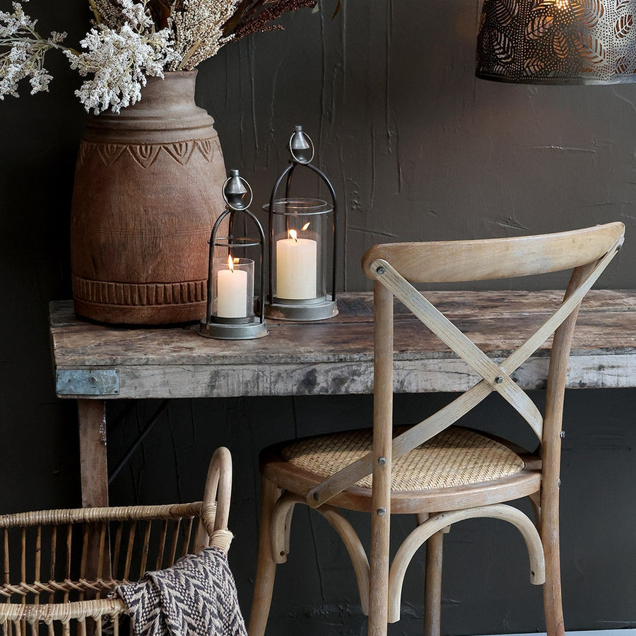 Vidéki stílusú, kaucsukfa étkezőszék, X-alakú háttámlával valamint rattan ülőfelülettel.