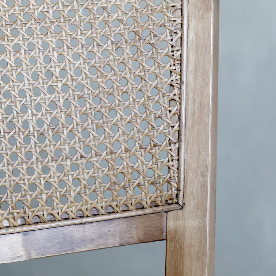 Nyírfából és rattanból készült, vintage stílusú, natúr irodai forgószék.