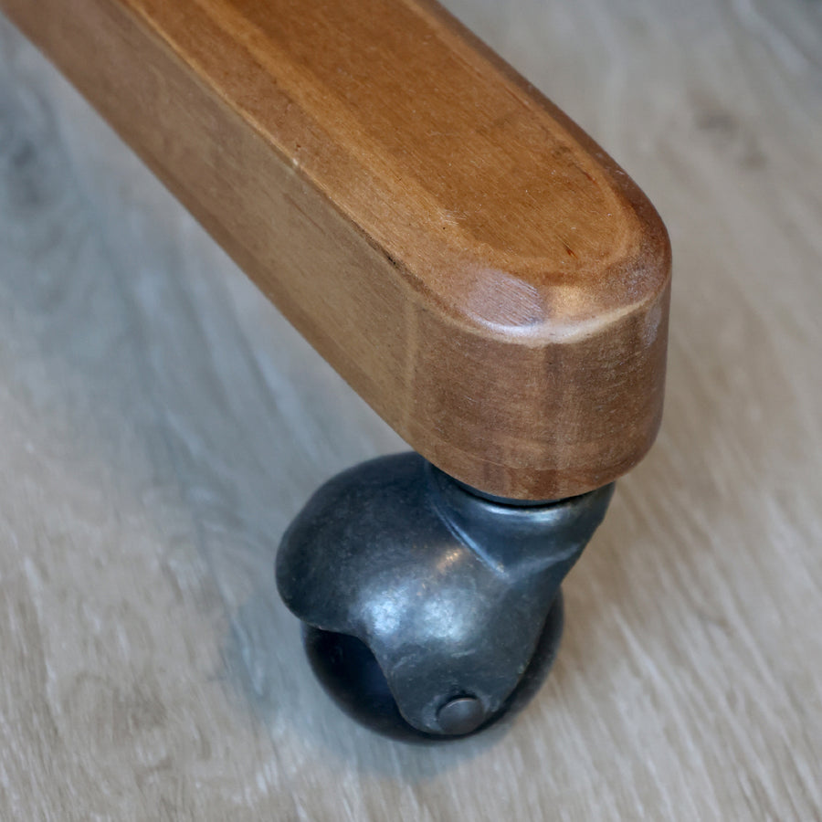 Nyírfából és rattanból készült, vintage stílusú, natúr irodai forgószék.