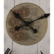 Vintage stílusú, antikolt fehér színű falióra láthathó mechanikus szerkezettel.