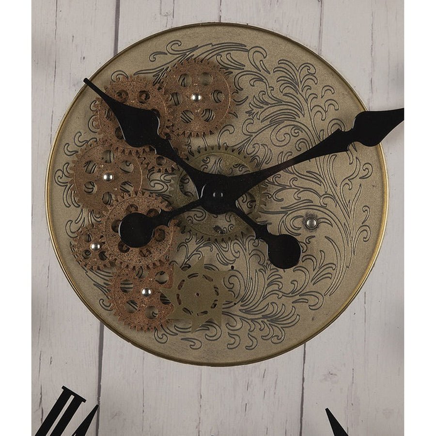 Vintage stílusú, antikolt fehér színű falióra láthathó mechanikus szerkezettel.