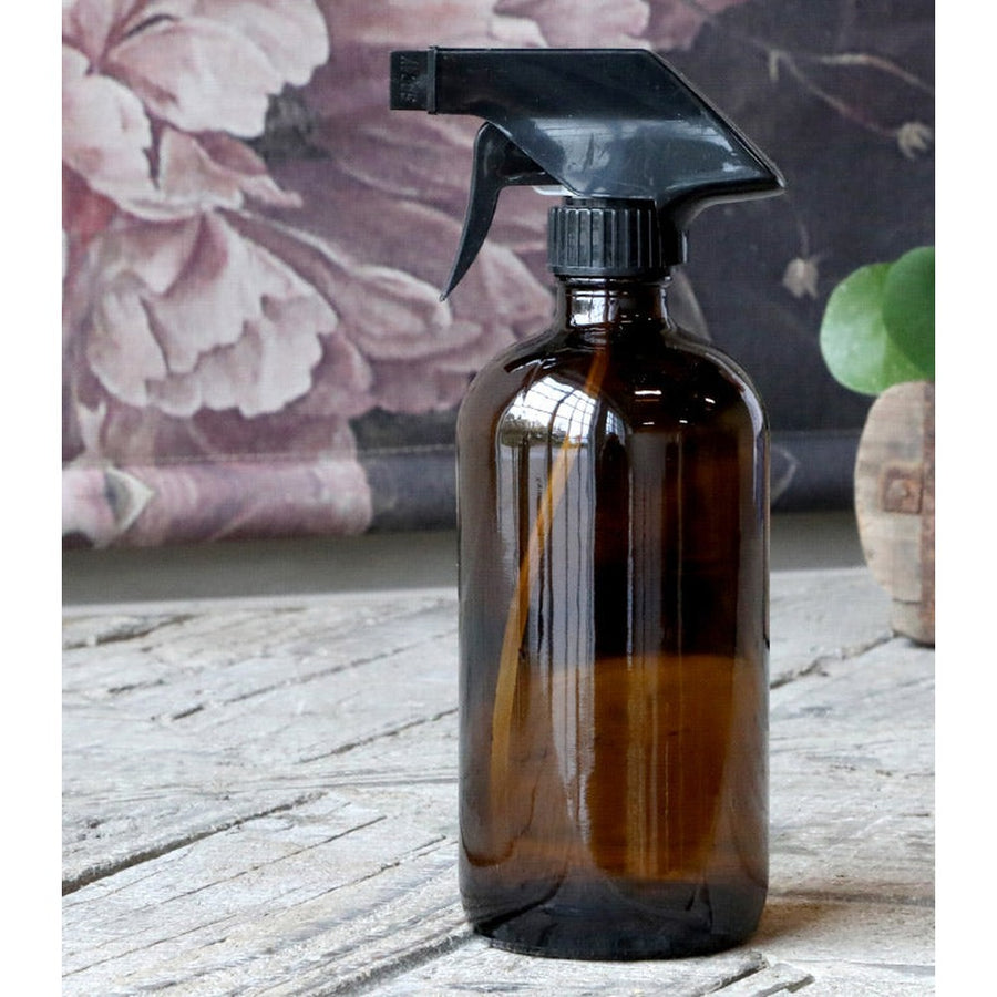 Sötétbarna üvegű szórófejes üvegpalack.