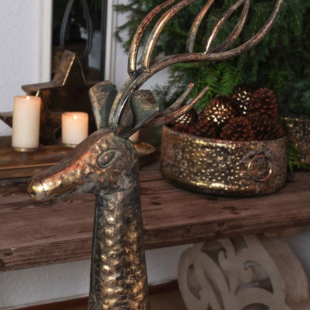 Kortárs stílusú, dombormintás felületű, antikolt aranyszínű, karácsonyi hangulatú fémkaspó
