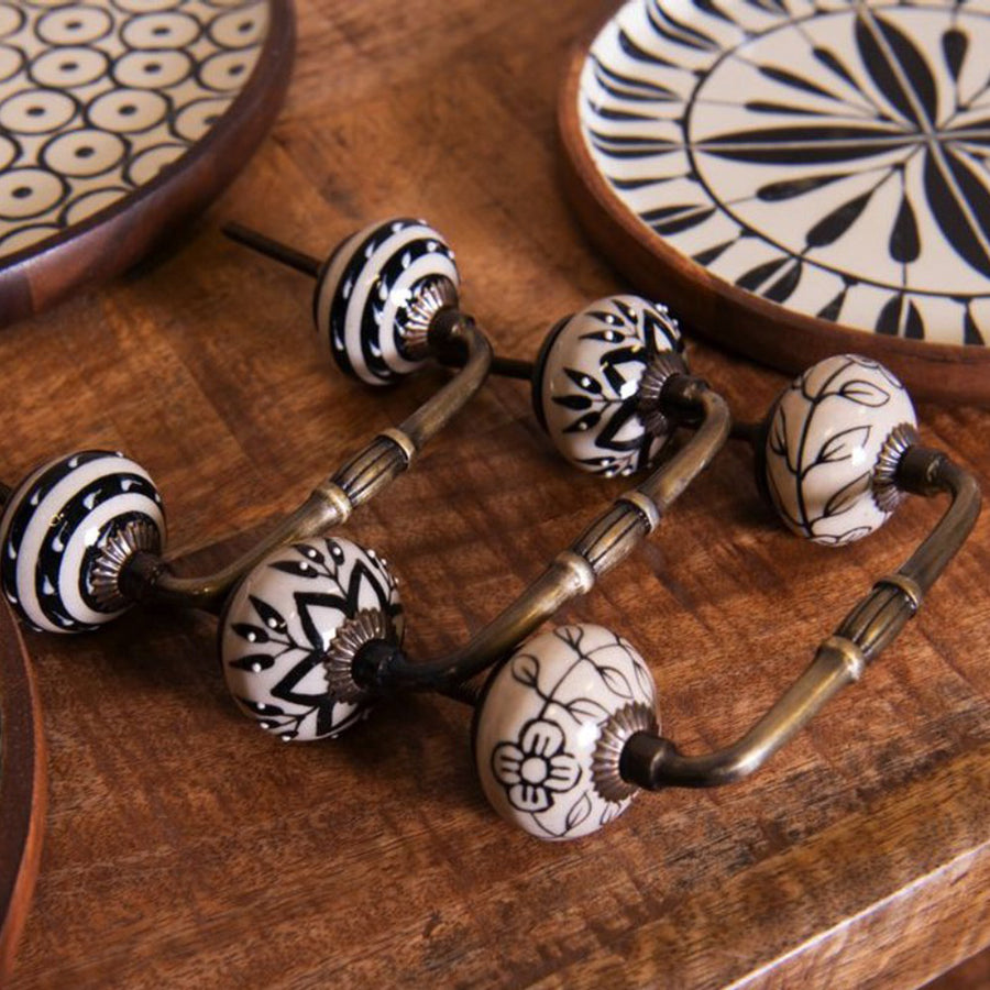 Mázas kerámia gombokkal díszített, rézszínű fém bútorfogantyú.