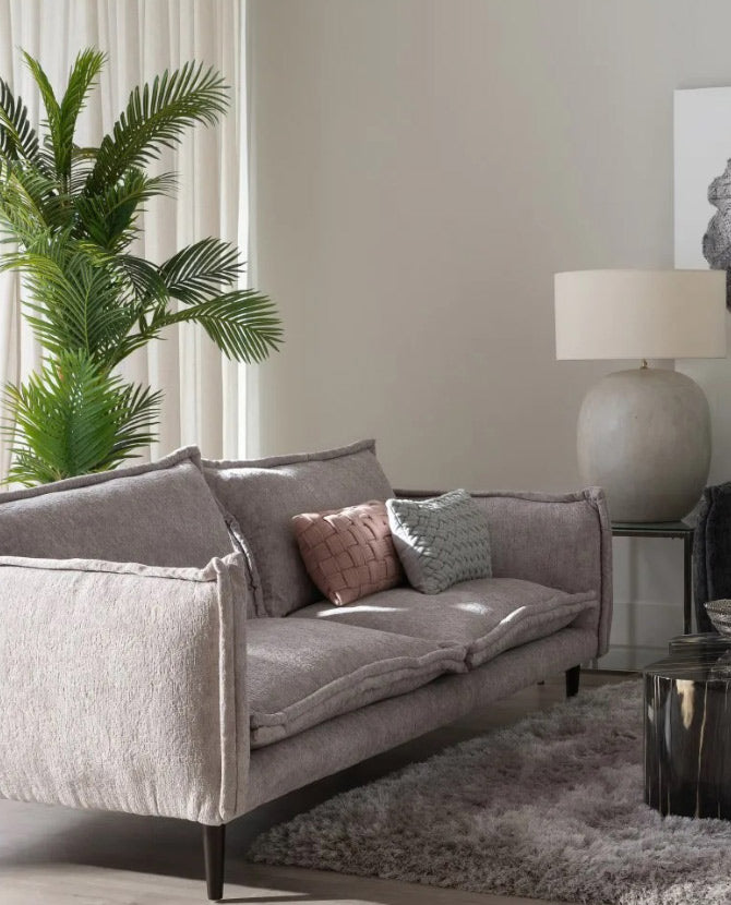 Kortárs stílusú nappaliban álló szürke színű kanapé.