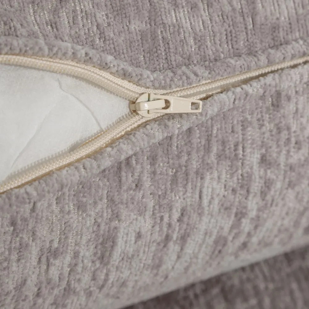 A kortárs stílusú, formatervezett kanapé cipzáros párnahuzat részlete.
