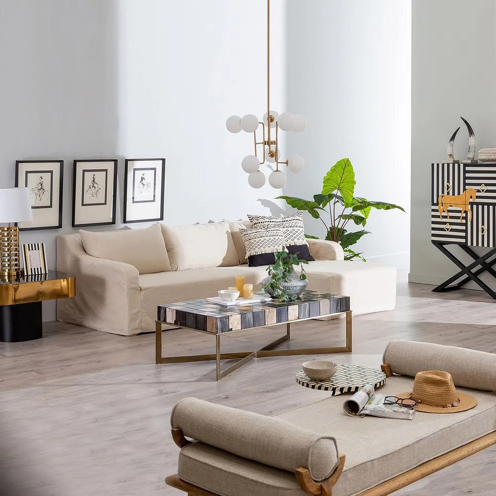 Art Deco stílusú nappaliban álló bézs színű kanapé.