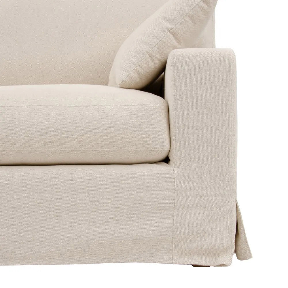 A koloniál stílusú, bézs színű pamutvászon kanapé karfa és láb részlete.