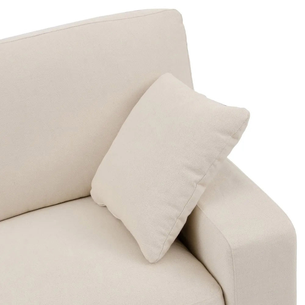 A koloniál stílusú, bézs színű pamutvászon kanapé ülőfelület és karfa részlete.