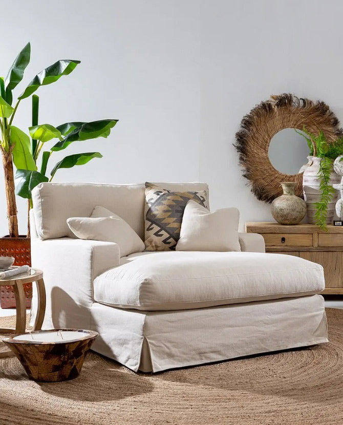Törzsi stílusú nappaliban álló, koloniál stílusú, bézs színű pihenő fotel.