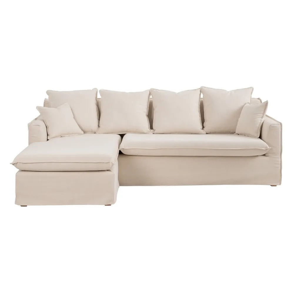 Bézs színű pamutvászon kárpitozású, kényelmes párnákkal ellátott kortárs kanapé.