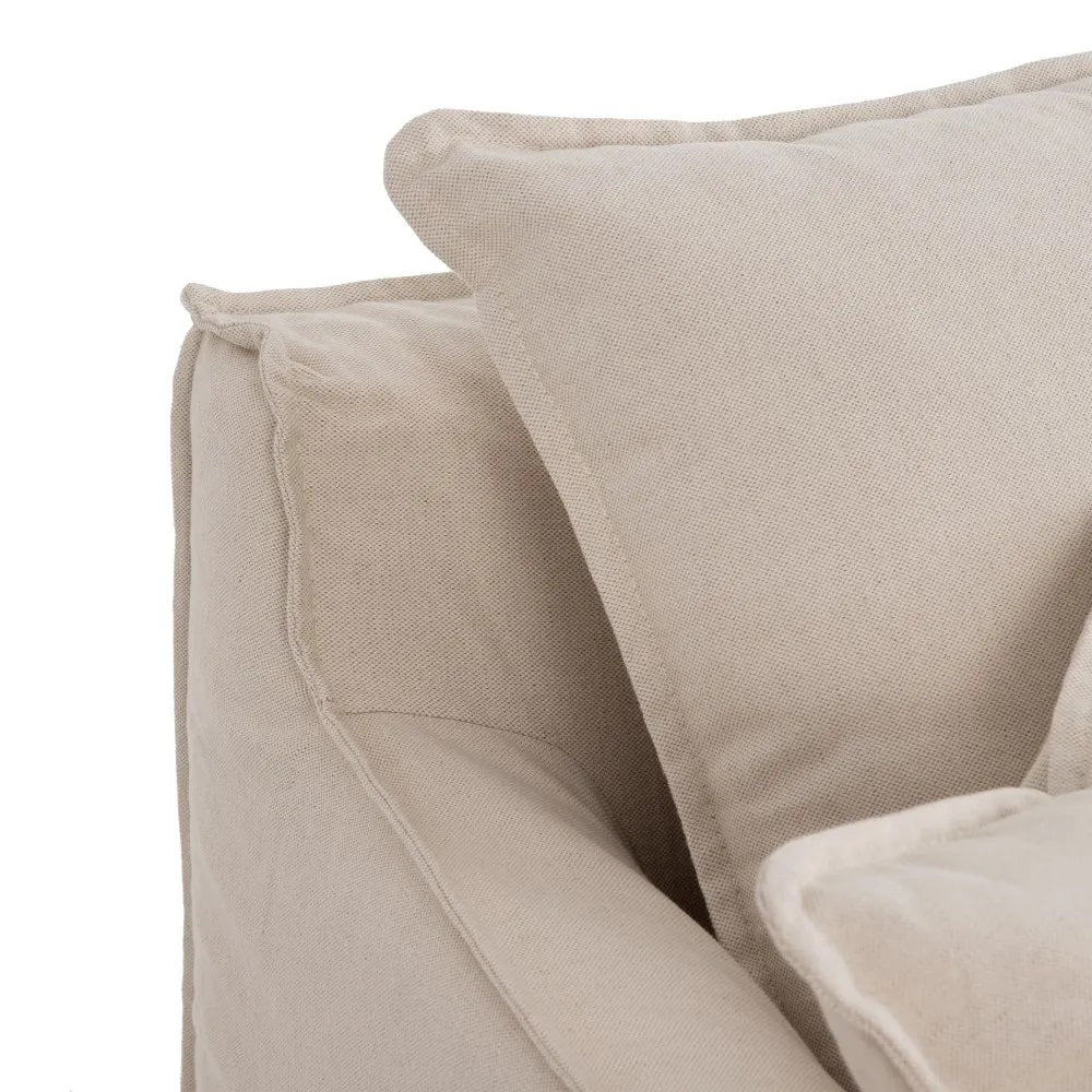 A modern, pamutvászon kanapé díszpárna és karfa részlete.