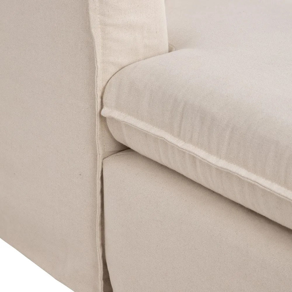 A modern, pamutvászon kanapé ülőpárna és karfa részlete.