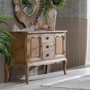 Glamour stílusú nappaliban, tükör előtt álló natúr színű tálalókomód.