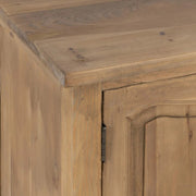 A koloniál stílusú, natúr színű tálalókomód fedlapjának részlete.