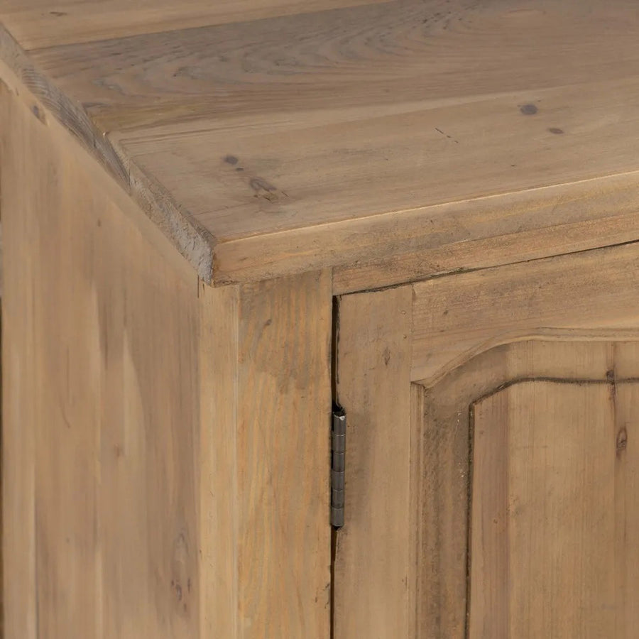 A koloniál stílusú, natúr színű tálalókomód fedlapjának részlete.