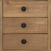 A koloniál stílusú, natúr színű tálalókomód fiókjának részlete.