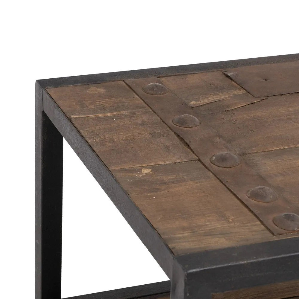 Loft stílusú, rusztikus dohányzóasztal asztallap részlete vasalatokkal.