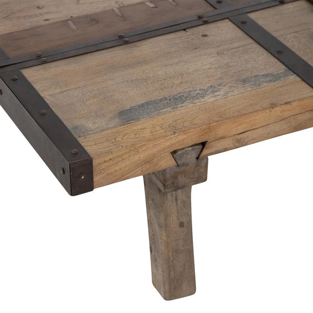 Loft stílusú, rusztikus dohányzóasztal láb és asztallap részlete.