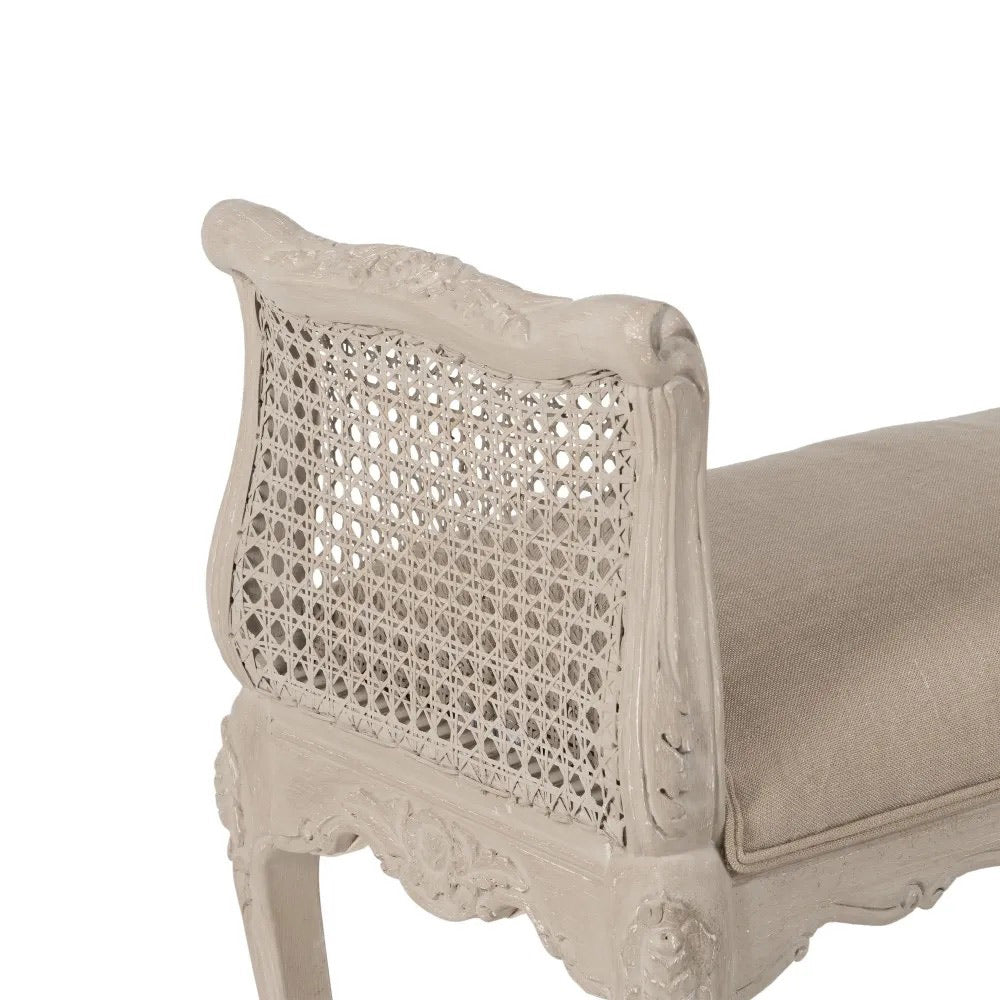 A klasszikus stílusú bézs színű ülőpad karfa részlete.
