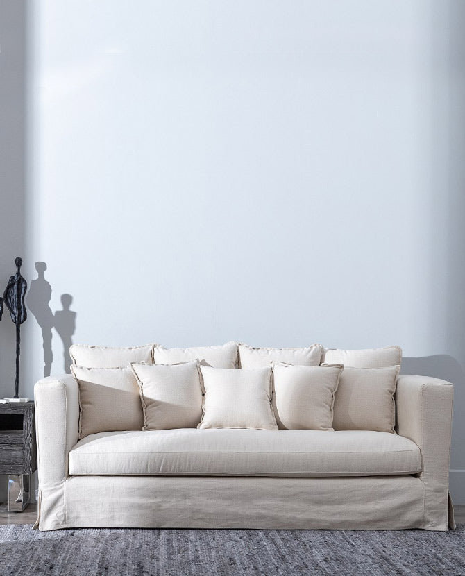 3 személyes, bézs színű, pamutvászon kanapé modern stílusú nappaliban.
