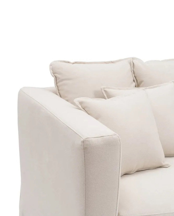 3 személyes, bézs színű, pamutvászon kanapé karfa részlete.