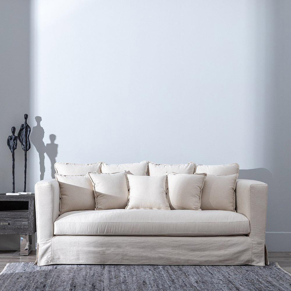 Kortárs stílusú nappaliban álló bézs színű pamutvászon kanapé.