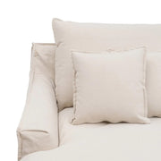 A koloniál stílusú, bézs színű, pamutvászon pihenőfotel karfa részlete.