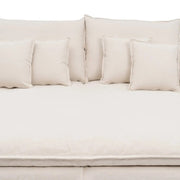 A koloniál stílusú, bézs színű, pamutvászon pihenőfotel díszpárnáinak részlete.