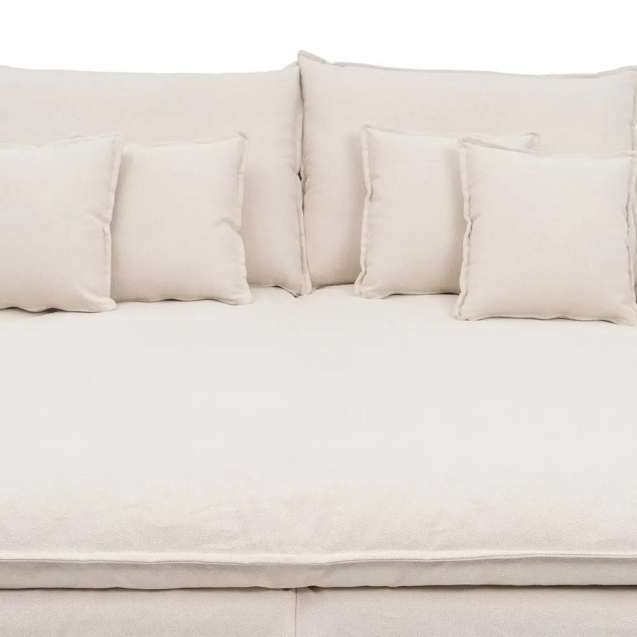 A koloniál stílusú, bézs színű, pamutvászon pihenőfotel díszpárnáinak részlete.