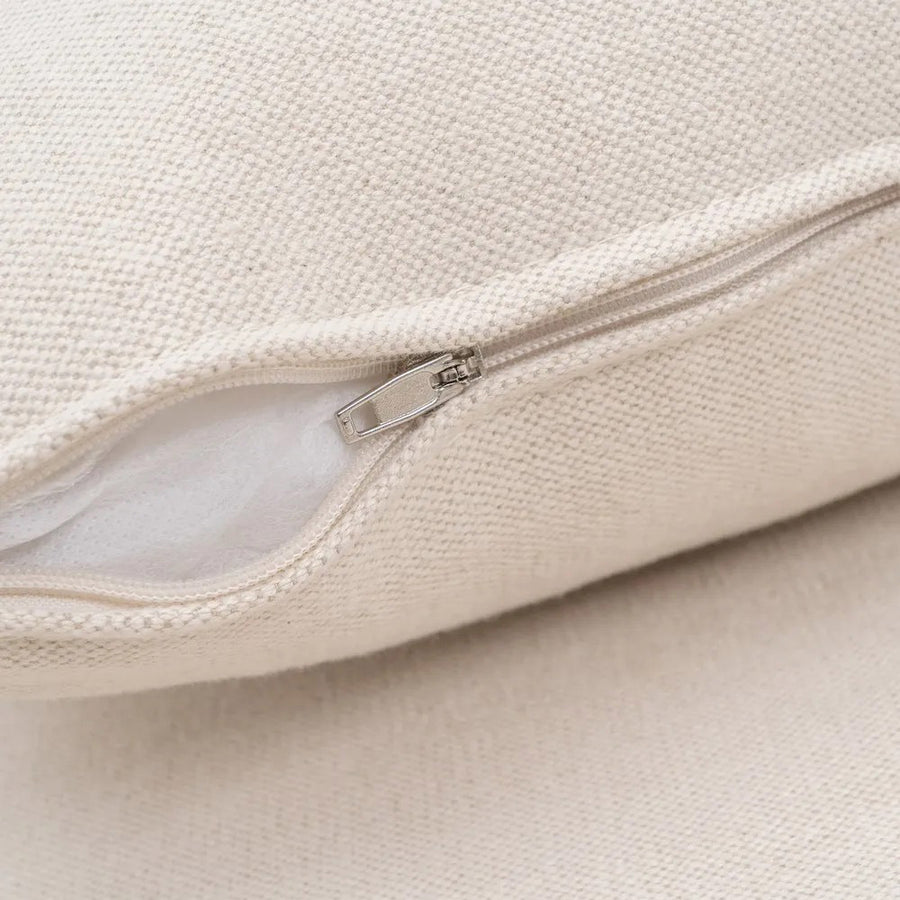 A koloniál stílusú, bézs színű, pamutvászon pihenőfotel cipzáros huzatának részlete.