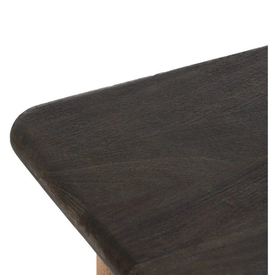 A kortárs stílusú, mangófából készült, natúr és sötétbarna színű dohányzóasztal fedlapja.